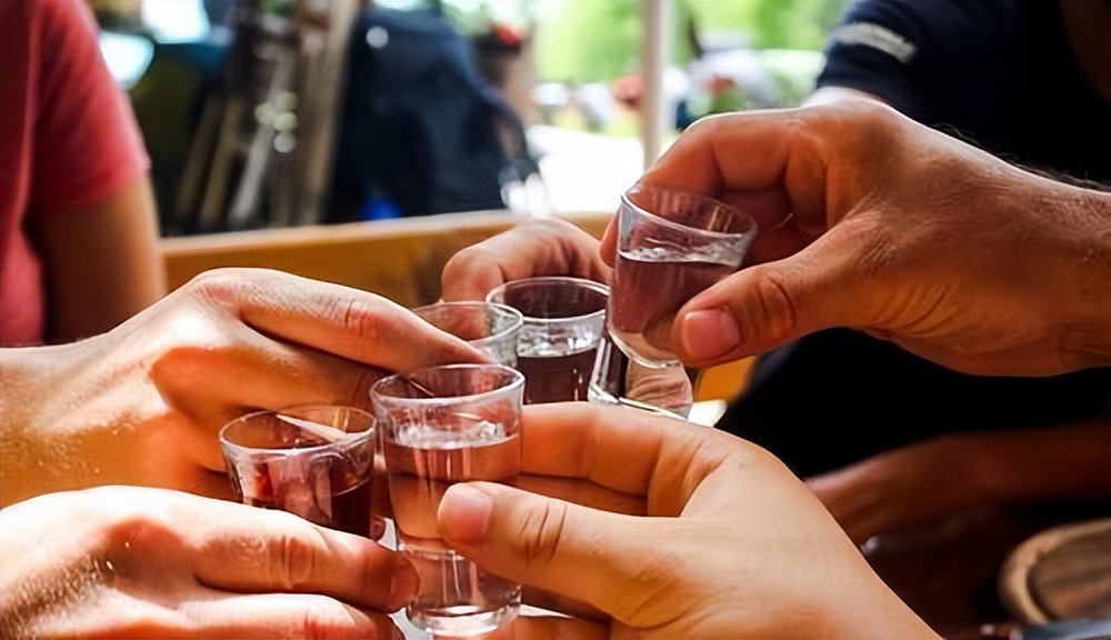 为什么懂喝酒的人不喝海之蓝,江苏人喝不喝剑南春