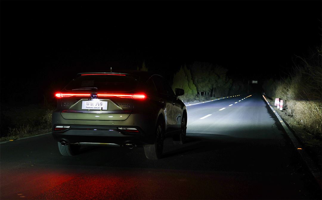 测试丰田凌放LED大灯,迷人的眼睛不露锋芒