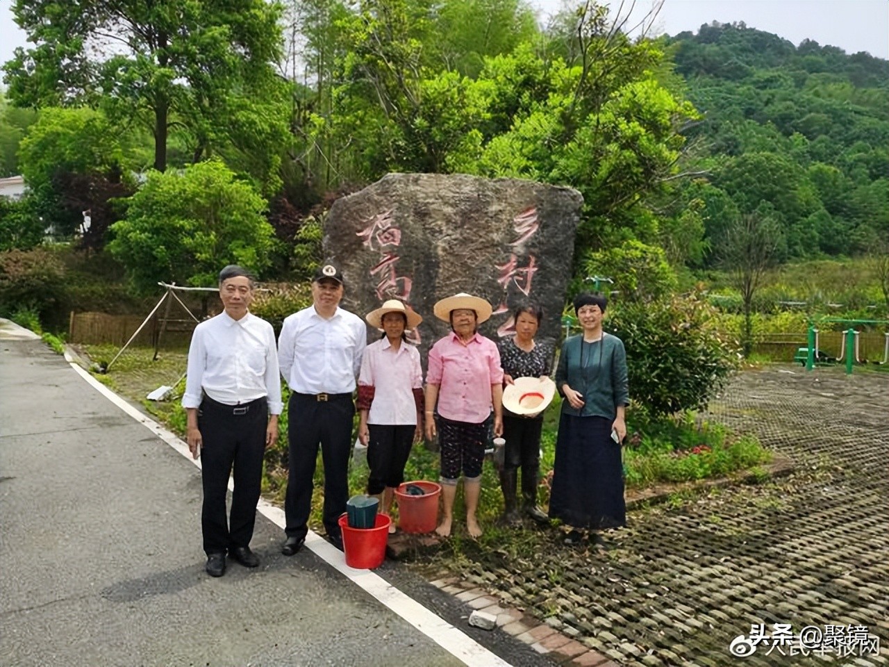 把信仰读本《雷锋》送给每一位中华儿女