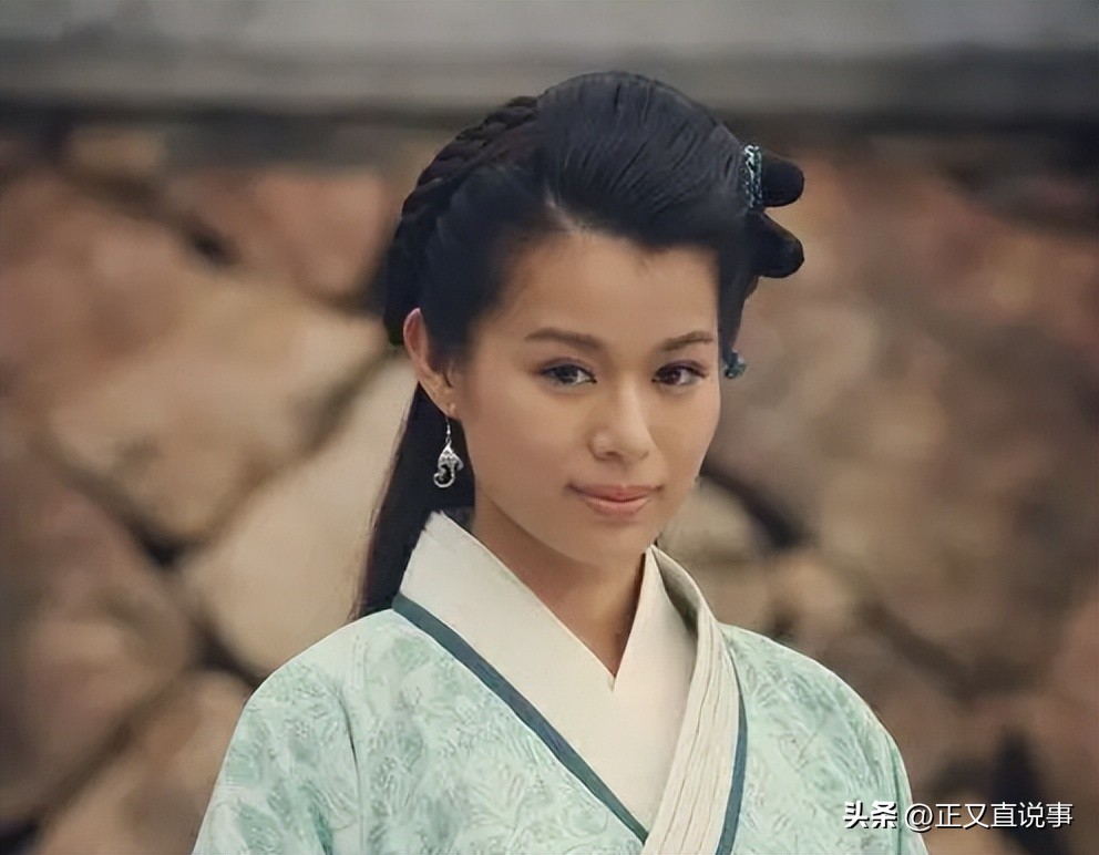 胡杏儿近期红毯对比图 (无滤镜下胡杏儿呈现真实颜值)