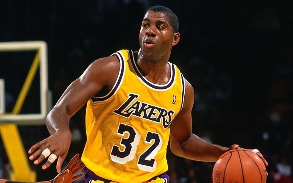 控场大师！NBA季后赛助攻排行榜：现役两人进前十，詹皇冲击第一