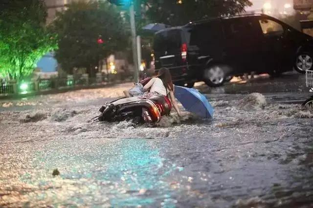 暴雨电动车骑行,暴雨天气电瓶车淋雨怕坏吗
