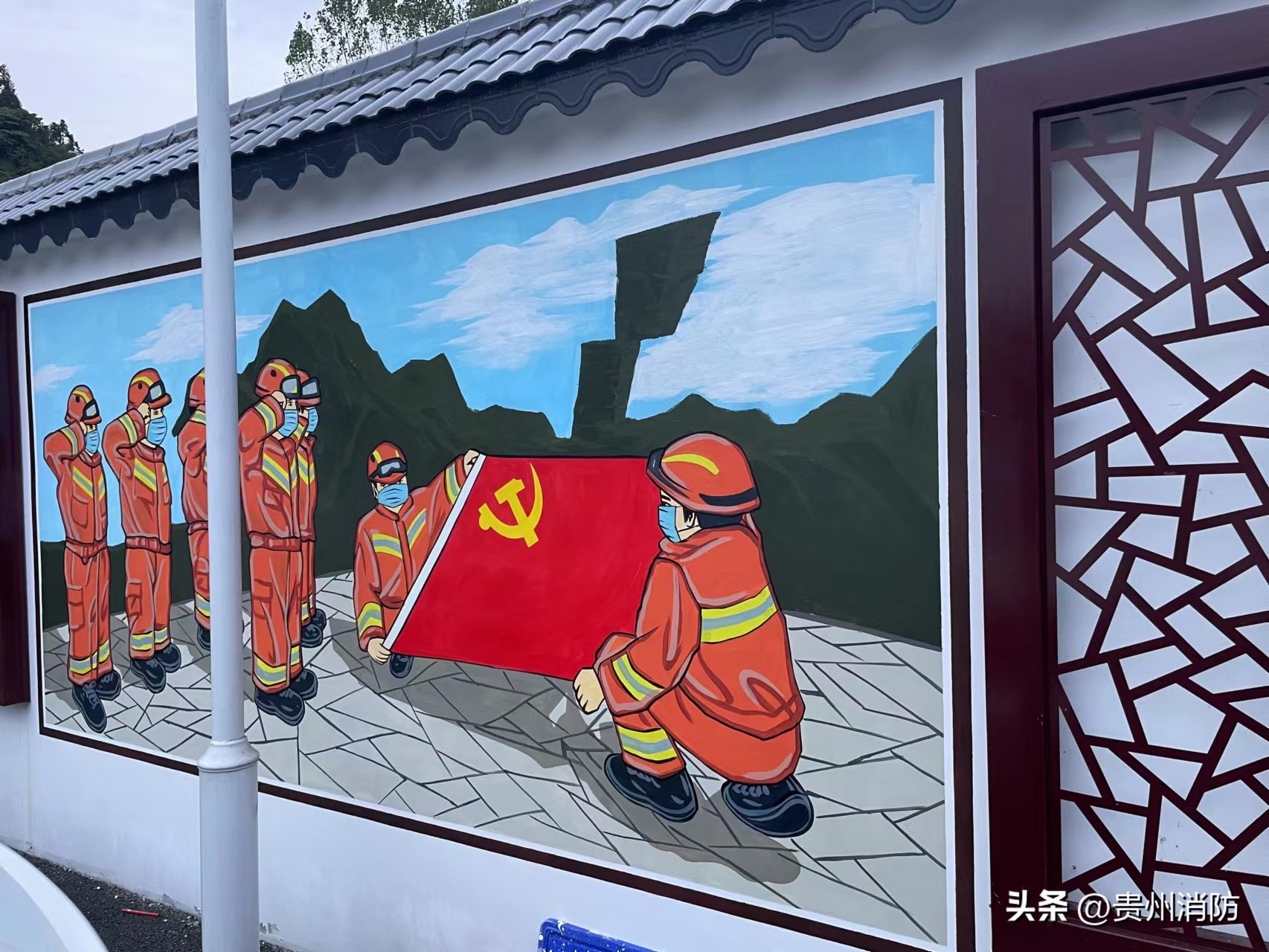 梵净山“火焰蓝”手绘营区“文化墙”，绘出“火焰蓝”新风采