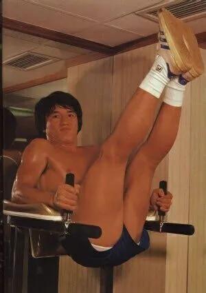 成龙在80年代有多火,成龙是香港第一巨星吗