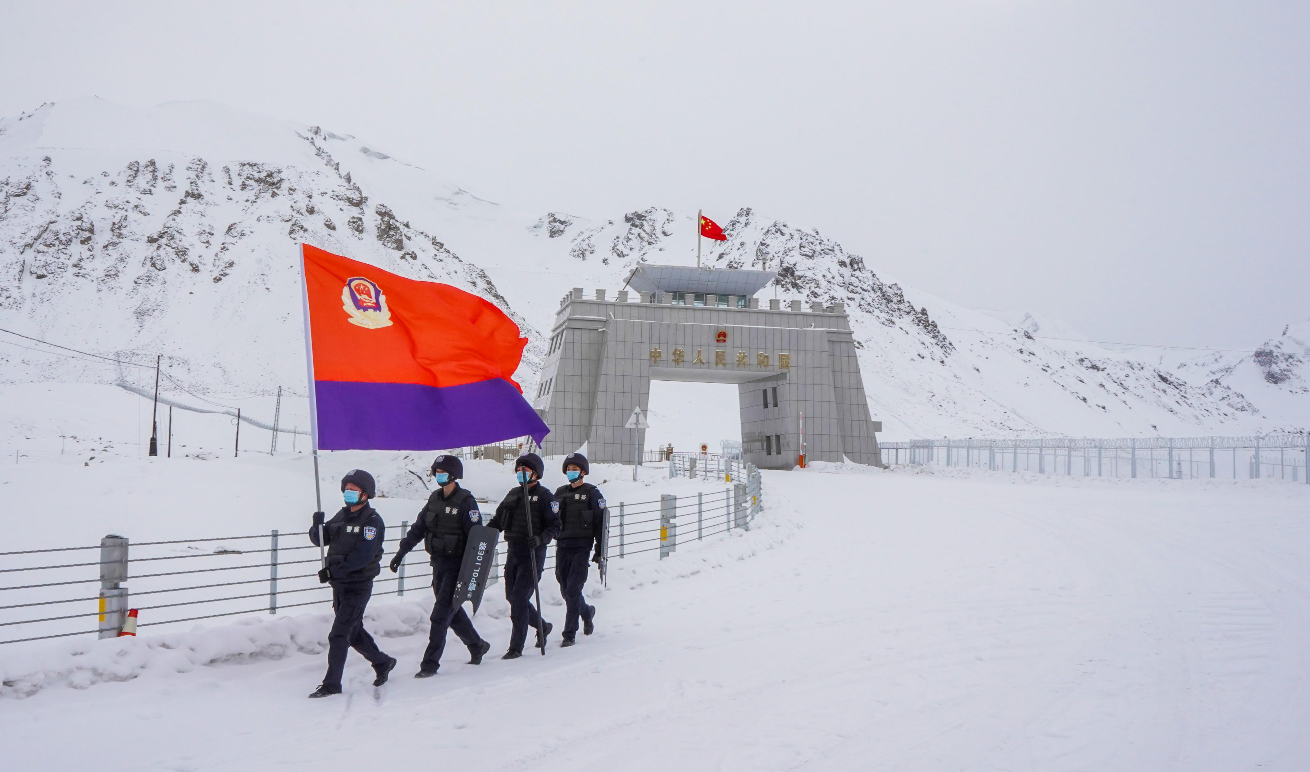 海拔5100米,手指冻粘在钢板上……这是他在红其拉甫18年来的执勤日常