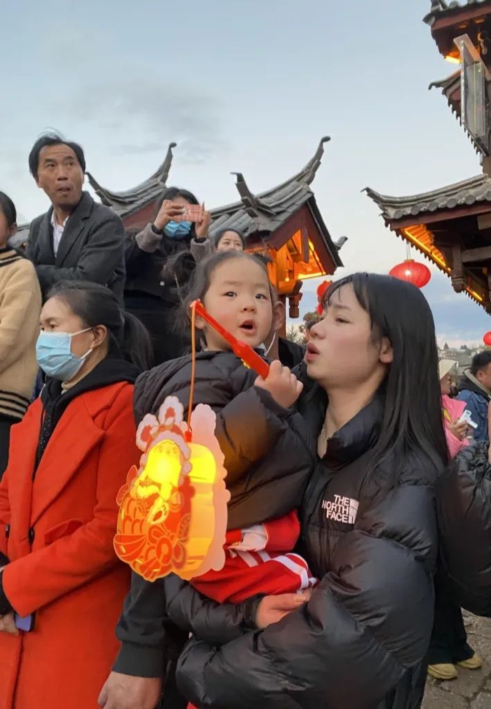 丽江古城花灯,元宵花灯夜空中最亮的星