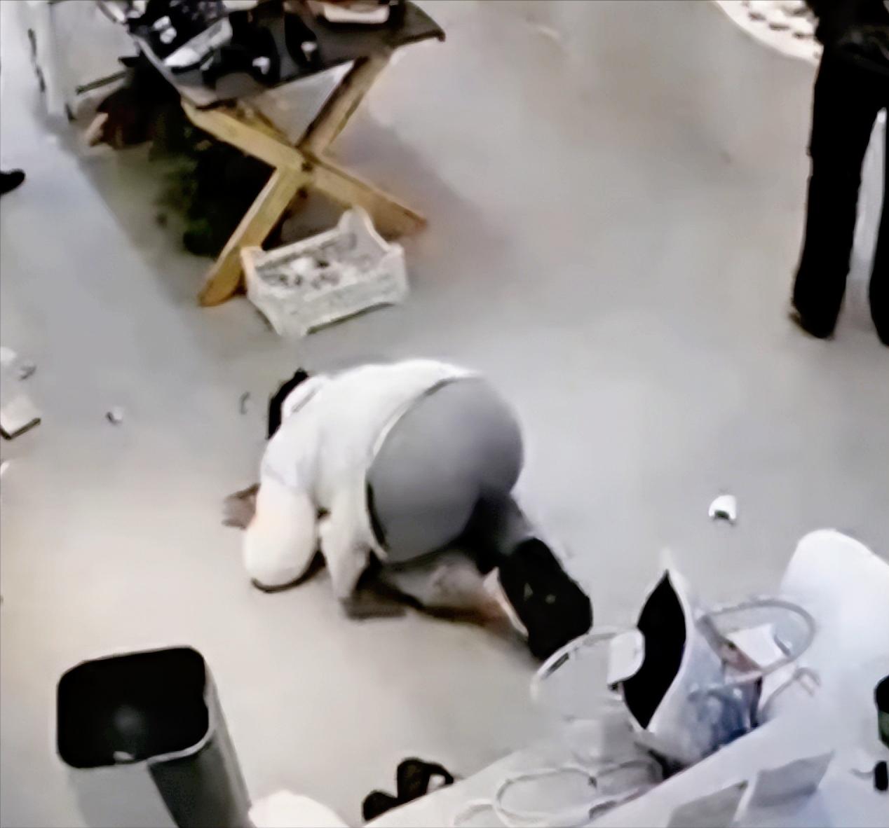 “买双鞋的权利都没有吗”？28岁女孩崩溃大哭，父母态度让人窒息