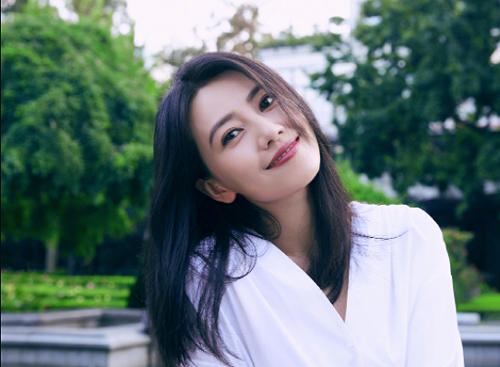 高圆圆穿靴照,高圆圆穿背心短裙爬山