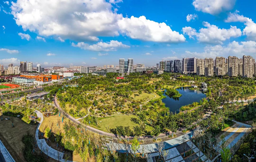 家门口的体育广场,家门口的健身场就是这么燃