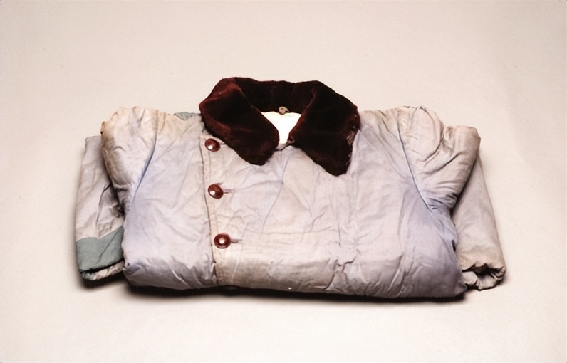 1989年舅舅淡以兴去世，当地想办追悼会，*小平邓**：规格已经够高了