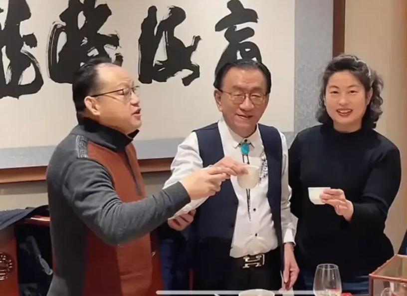 侯耀华76岁生日，抽8元香烟戴金表系爱马仕皮带，未见爱徒何云伟