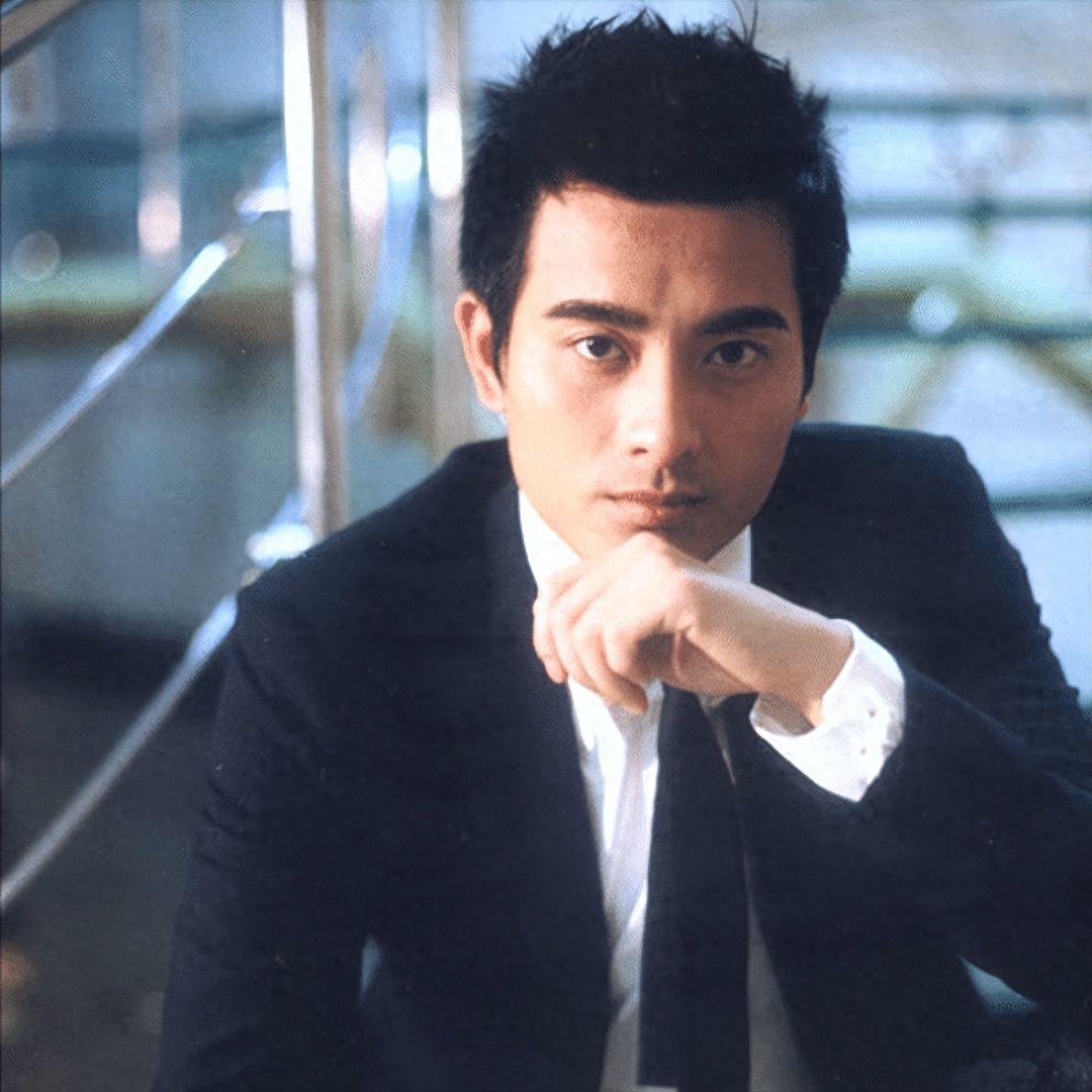 小宋佳：靠“吊带”上位，与已婚名导同居，42岁的她活的又酷又飒