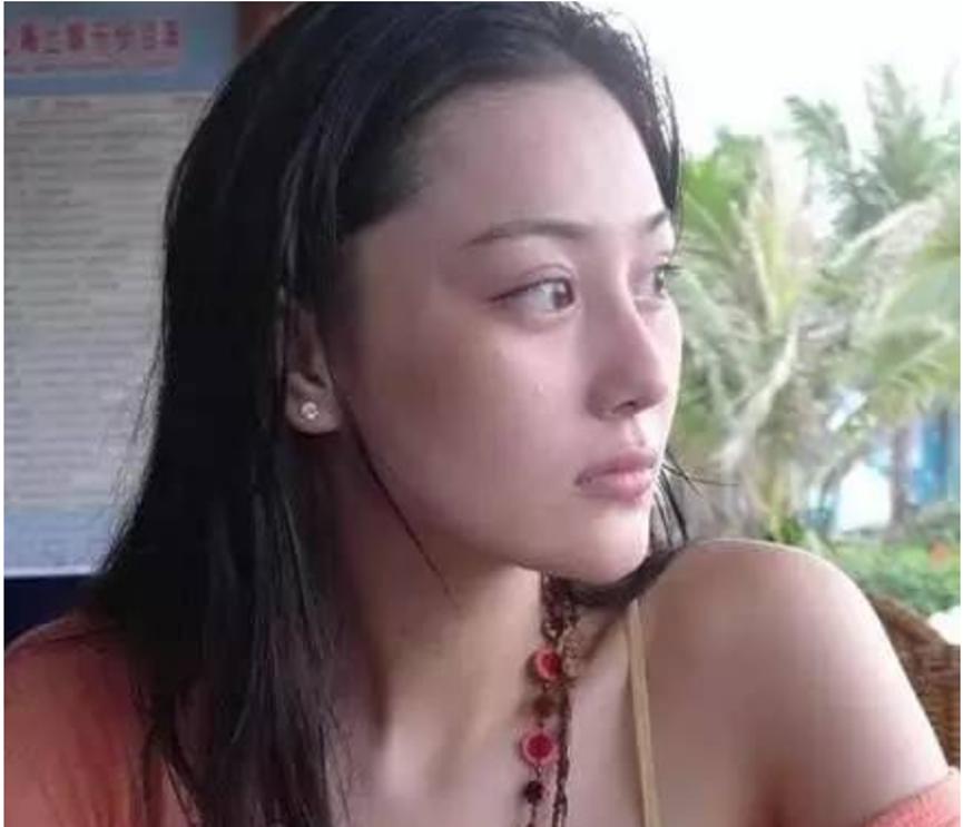 明星也逃不开的容貌焦虑：女星卸妆前后对比，自信的人才最美丽