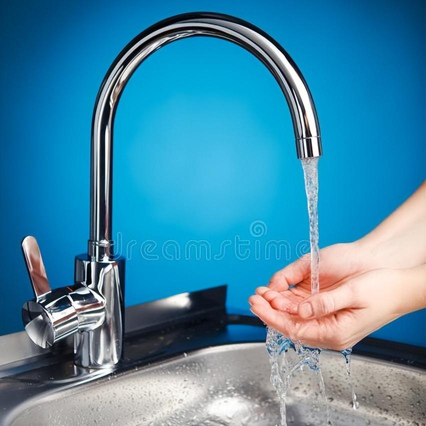 桶装水即热饮水机好还是净水器好,家用桶装水和小区售水机哪个划算