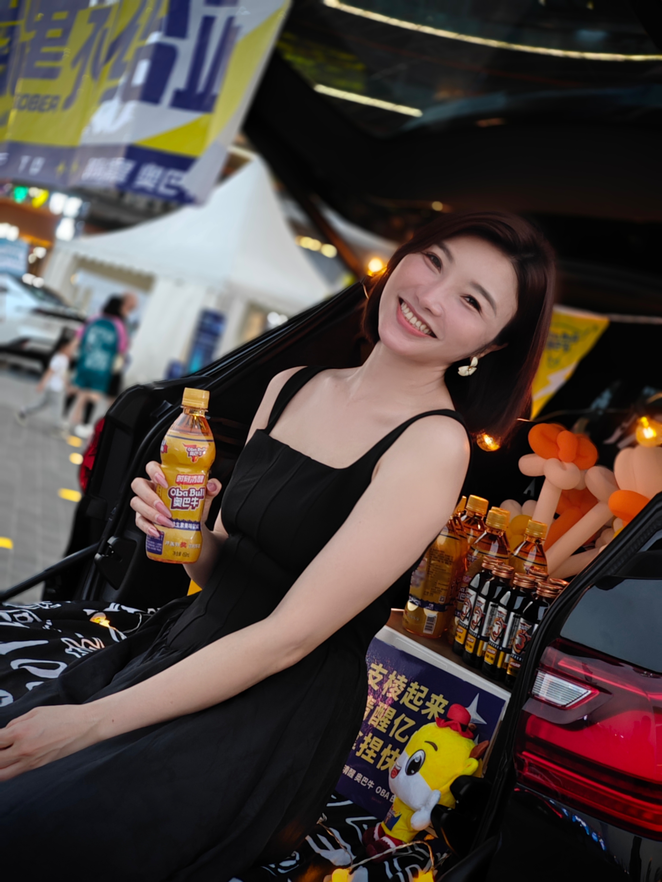 时刻清醒奥巴牛现身水母音乐会玩“快闪”