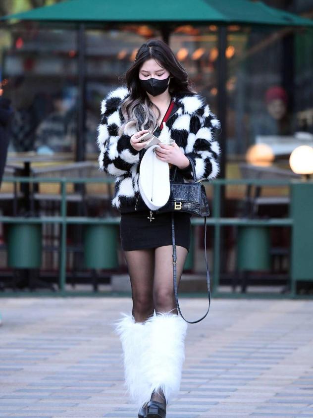 黑色短袜靴高跟怎么搭配衣服,女生穿黑色丝绒袜和黑色高跟鞋