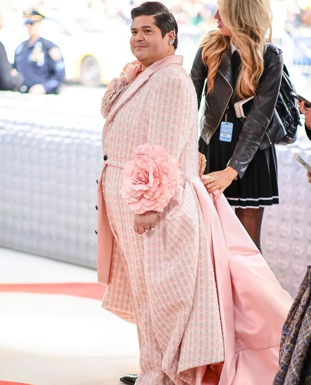 拖把头、海底生化人穿搭，美国这最受瞩目的一夜，如“群魔乱舞”