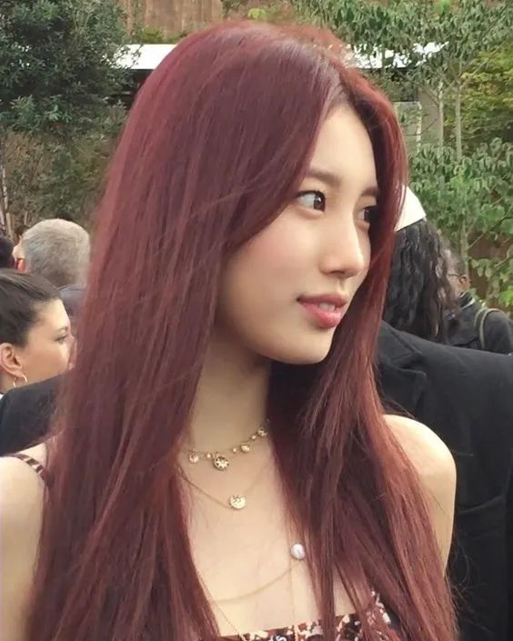 染完黑发以为很有气质,染红发颜值