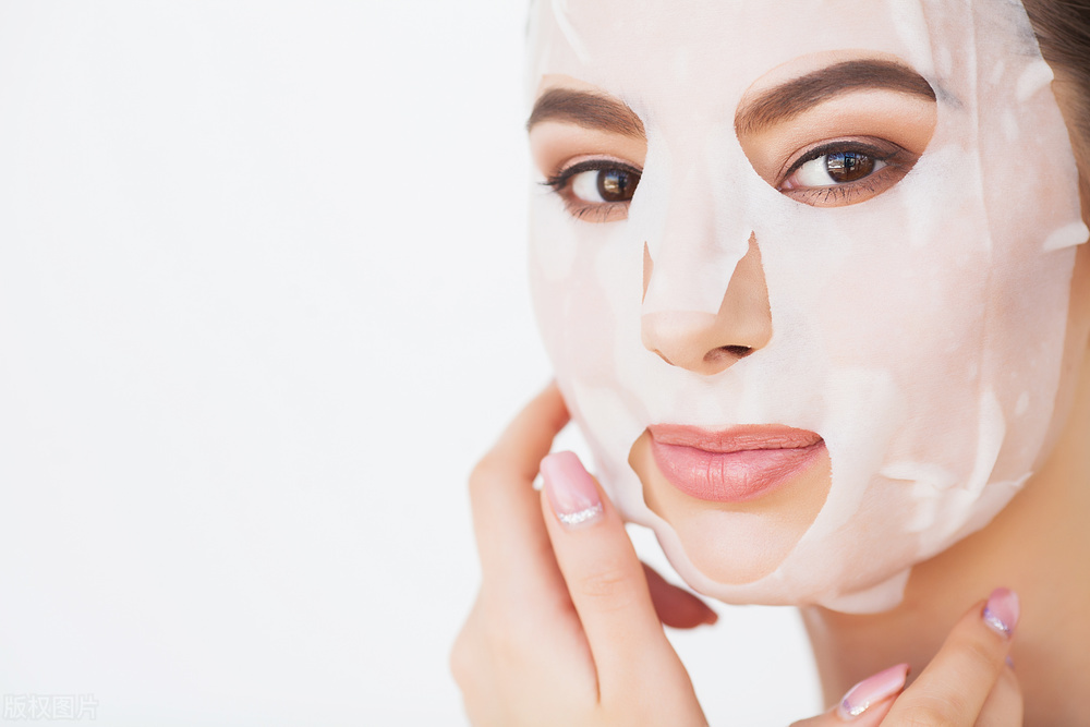 油性皮肤脸上起皮是怎么回事啊,油性皮肤脸颊干起皮怎么护肤