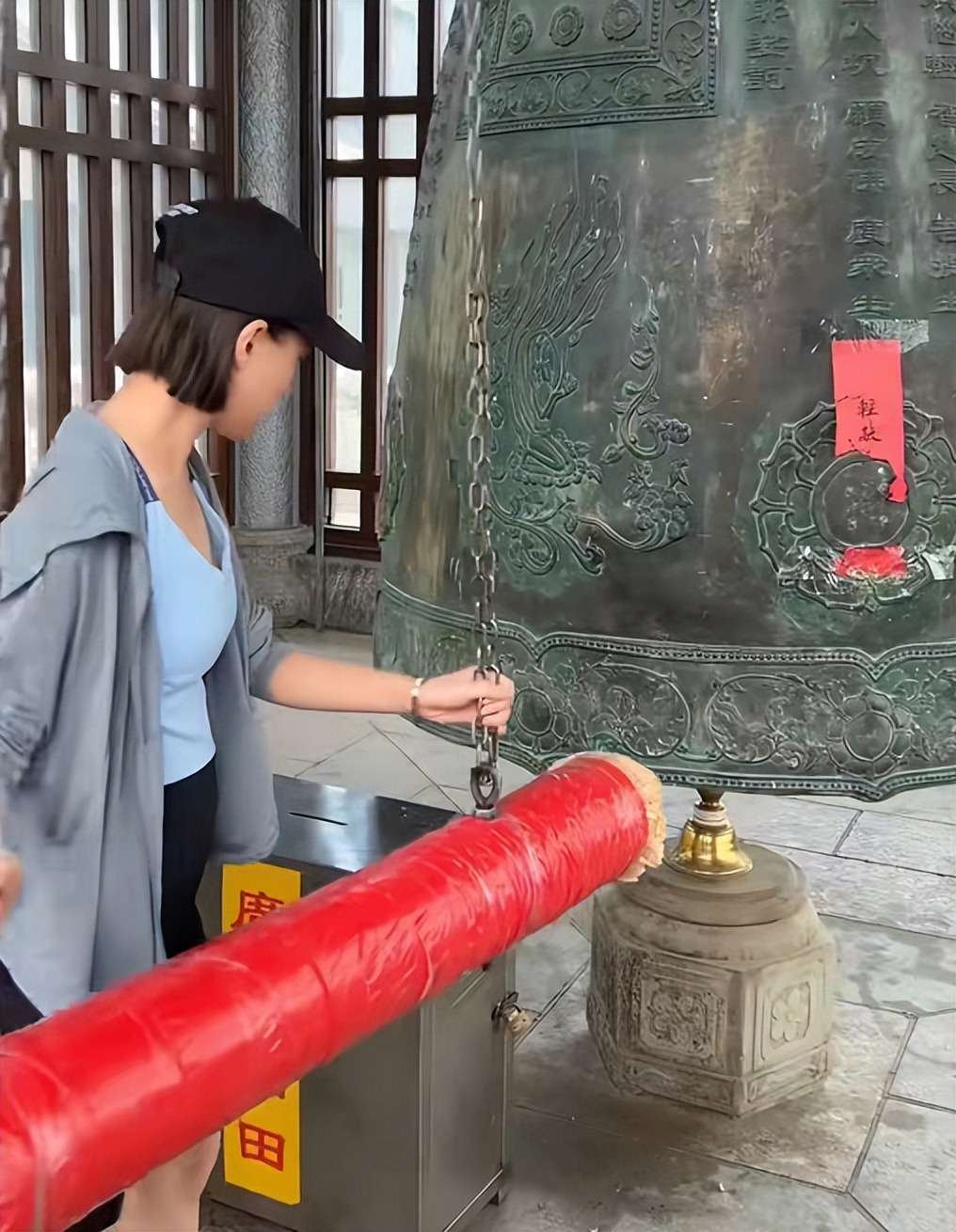 31岁赌王女儿未婚先孕？小肚凸起引热议，男友窦骁全程细心呵护