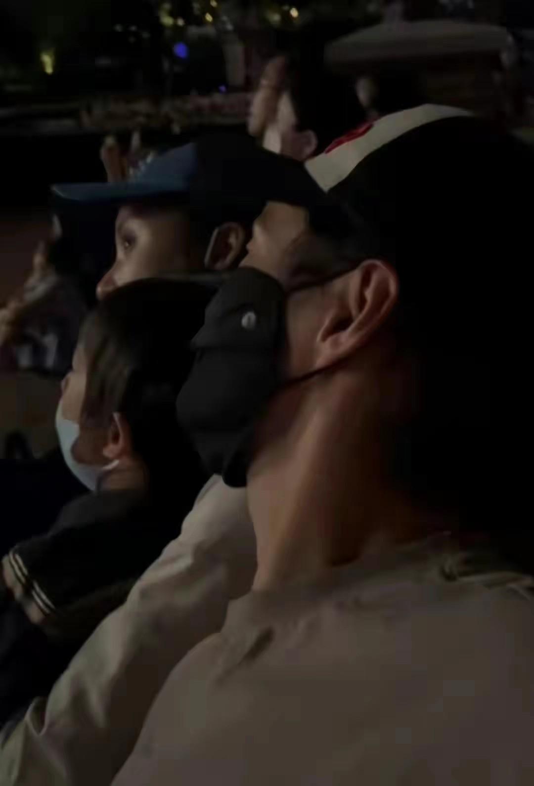 张歆艺袁弘被拍带孩子出行,明星夫妻张歆艺袁弘甜蜜