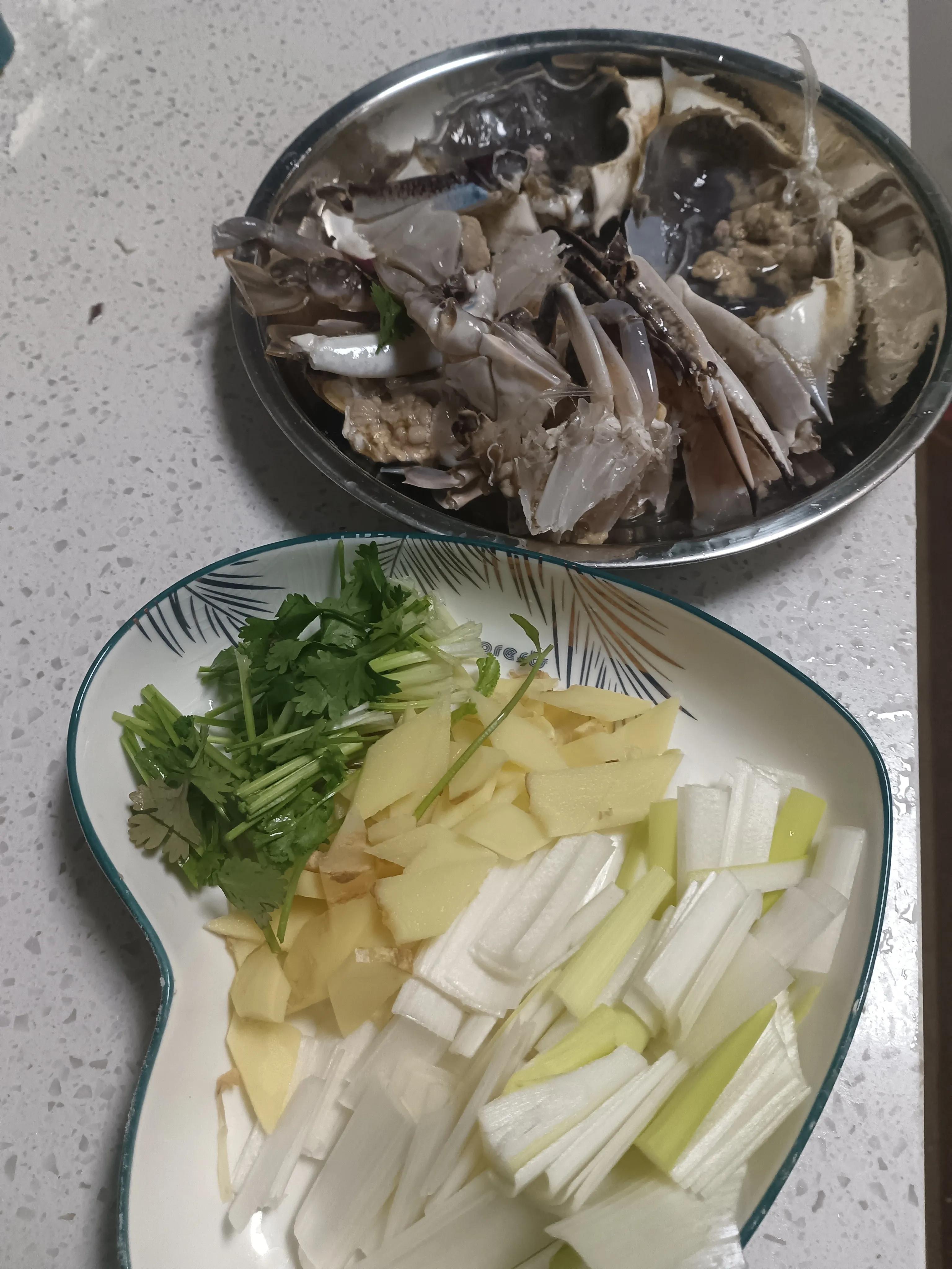 葱姜鲍鱼鸡翅螃蟹煲,葱姜炒螃蟹酒店做法