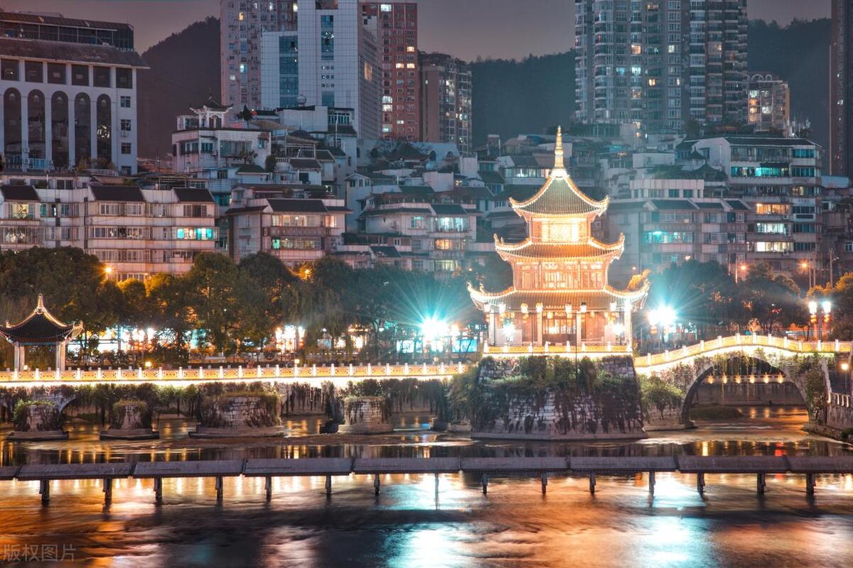 去贵州玩五天花多少钱呢,贵州玩七天要多少钱