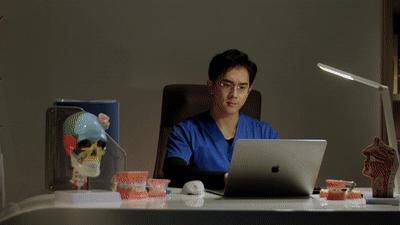 附着在牙齿上面硬硬的东西是什么,牙齿连接处有小疙瘩