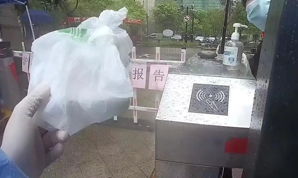 社区帮困先锋队齐心战疫共克时艰,社区帮困先锋队接力帮助百岁老人