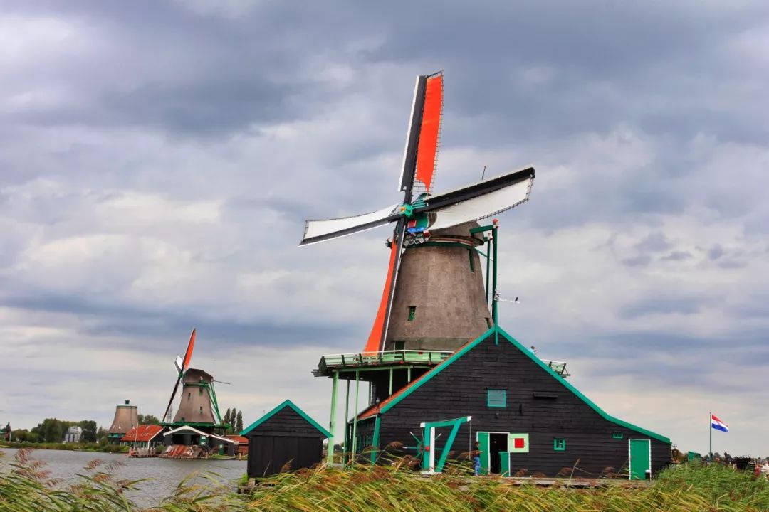 开车去欧洲第23集:在阿姆斯特丹*灯区红**,2名荷兰壮汉挑衅被我怼