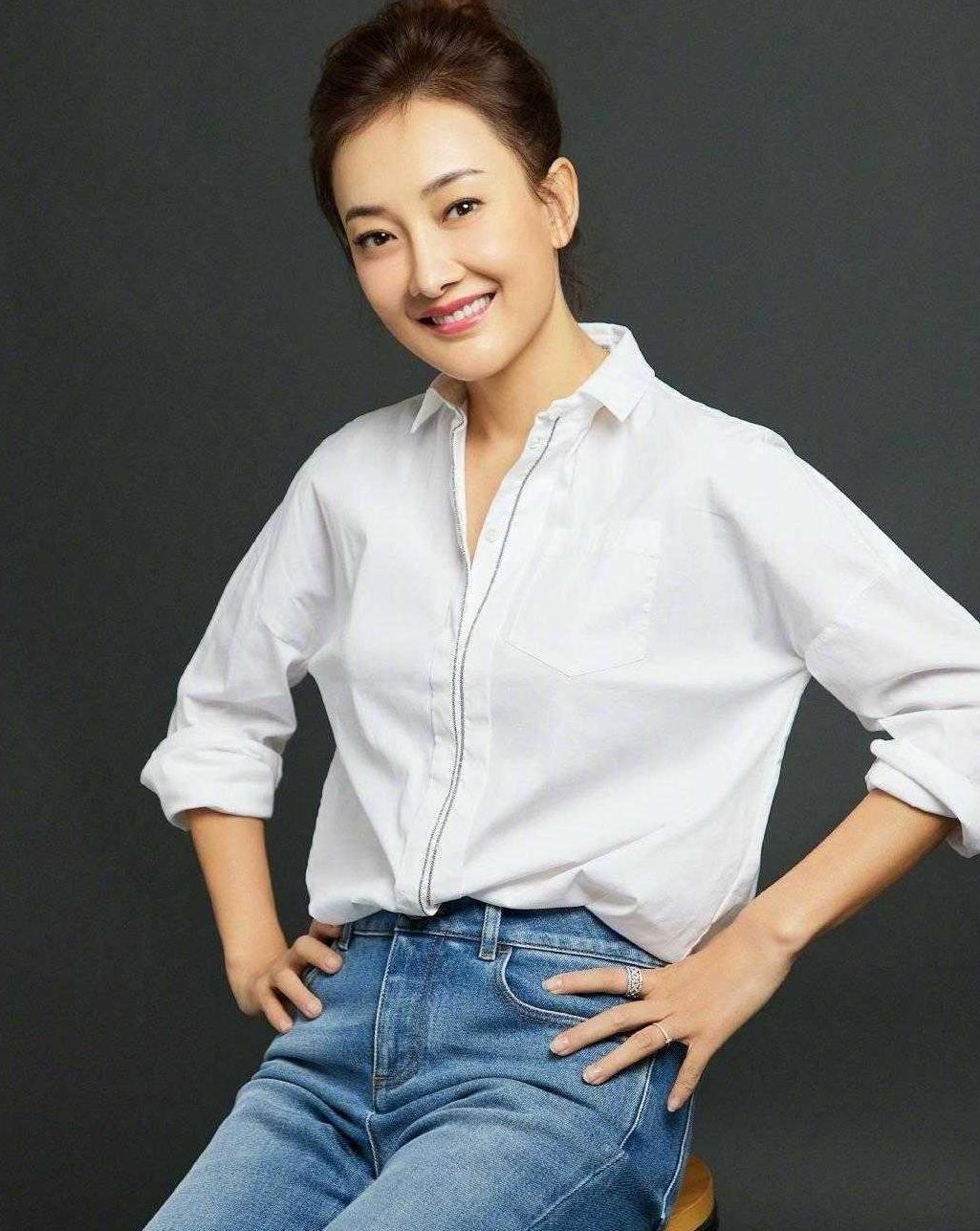 牛莉一家三口近照曝光,牛莉晒一家三口照片