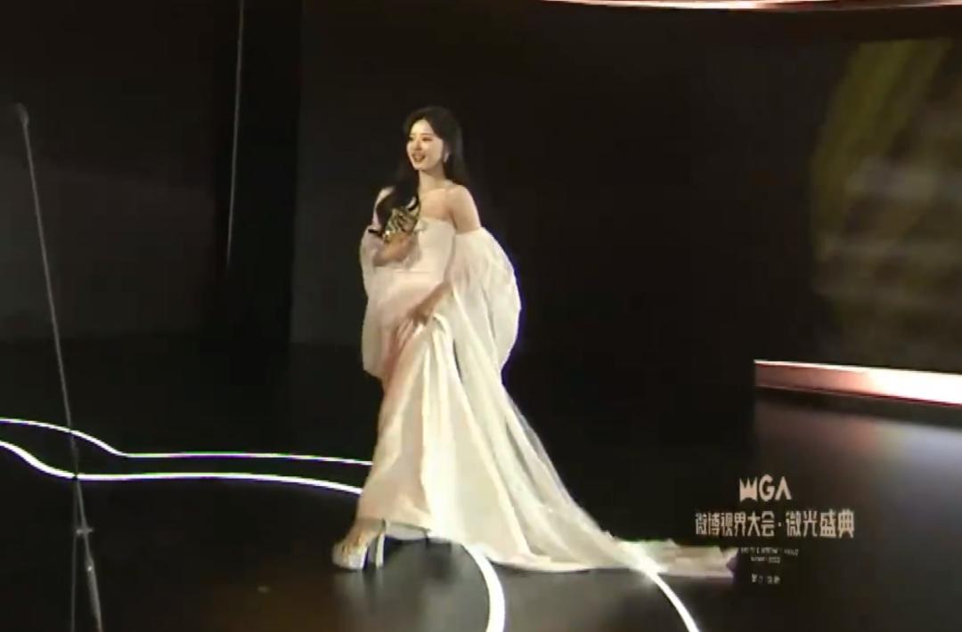 吴谨言和关晓彤综艺,双十一晚会吴谨言关晓彤