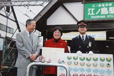 害怕小鸟受凉，有人悄悄为它们织了22年的毛衣