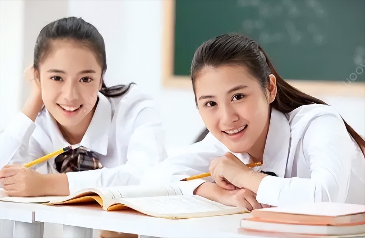 95后女大学生走进百所学校，自信谈月经，高喊“女生，加油”