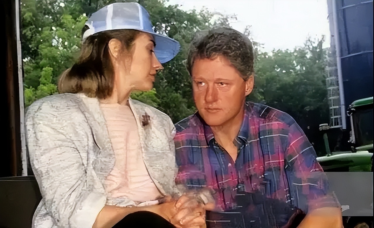 希拉里竞选丑闻,希拉里是怎样面对克林顿的出轨的