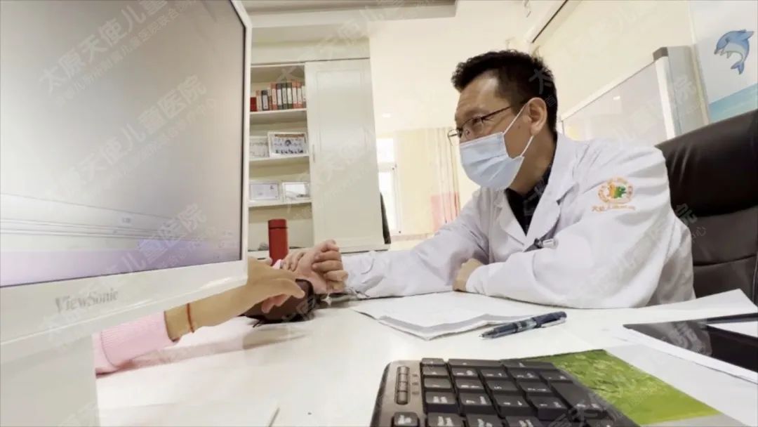 抽动症咳嗽和慢性咽炎咳嗽的区别,孩子一直清嗓子是咽炎还是抽动症