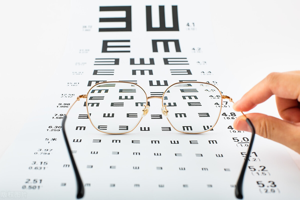 近视200度坚持不戴眼镜,不近视的人戴眼镜会怎样