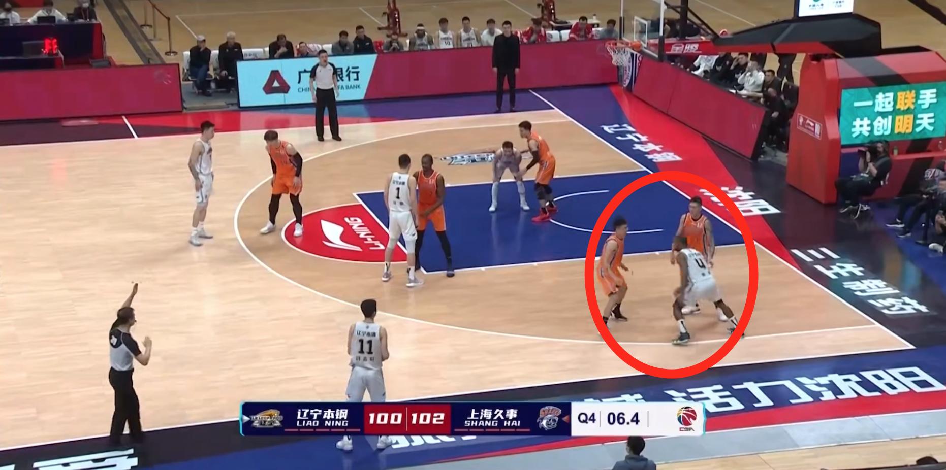 李春江提前猜到杨鸣的绝杀战术，指挥刘铮机智走位断掉赵继伟运球