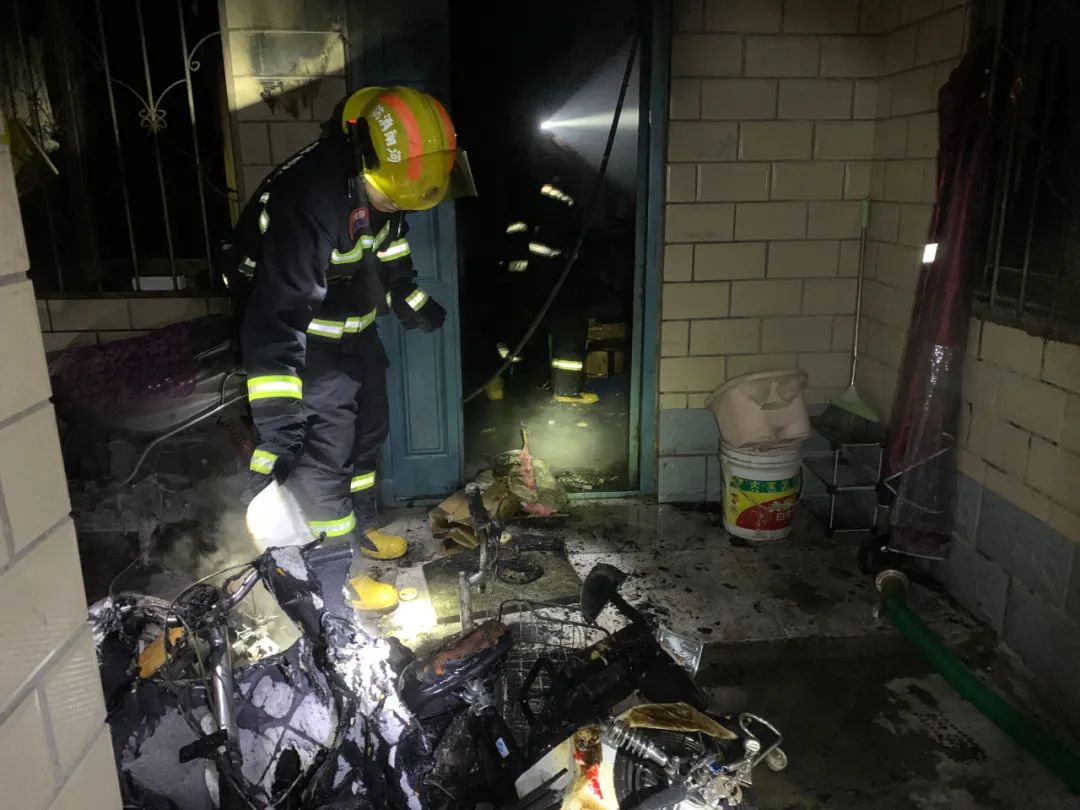 怎样避免电动车锂电池充电起火,电动车私自拉线充电起火怎么处理