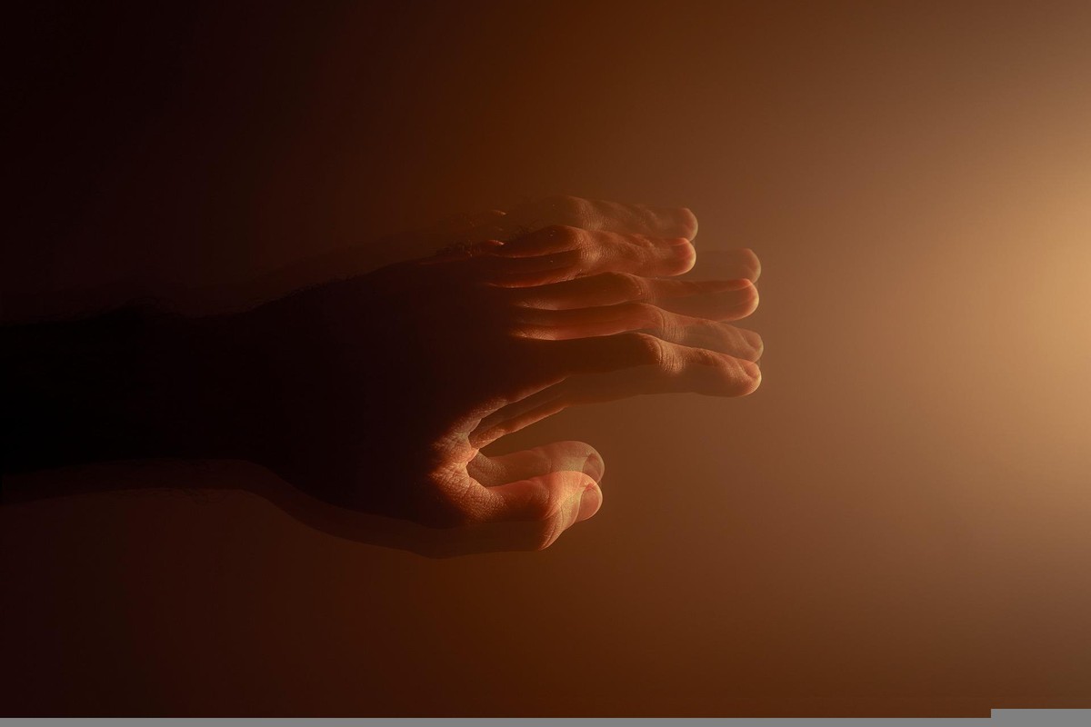 手抖是什么原因引起的帕金森,突然间手抖是什么病的预兆