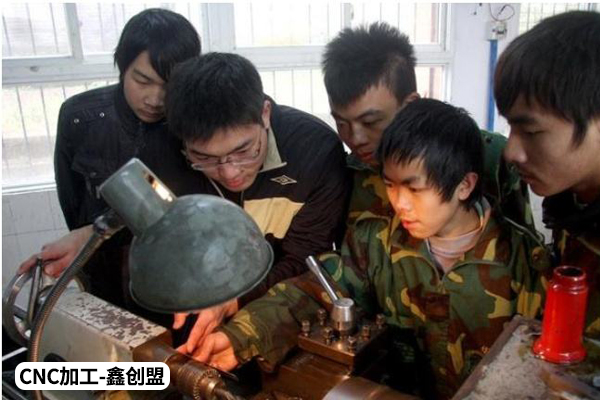 做cnc好还是进电子厂好,今年做cnc加工的生意好不好