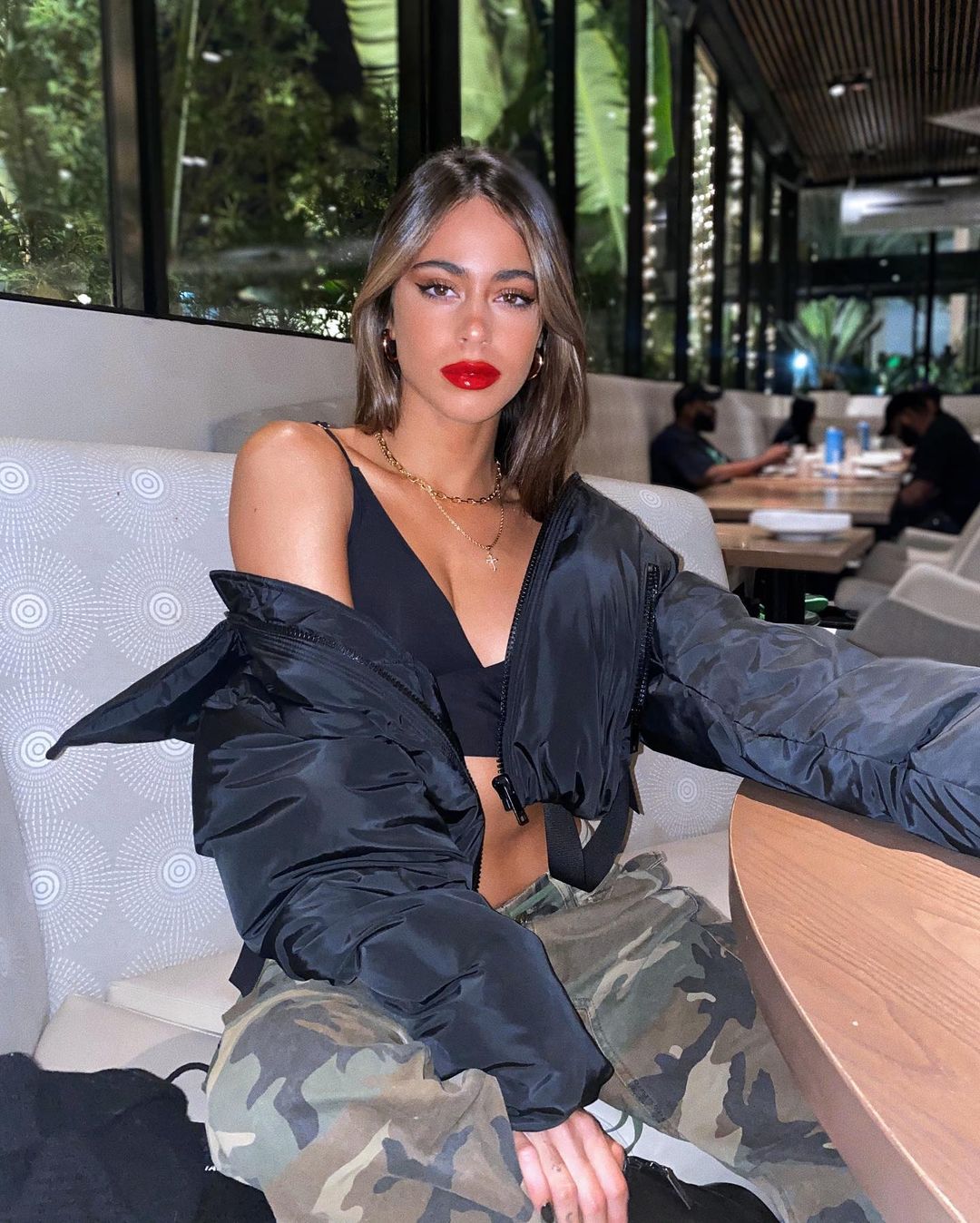 《足球花边》第14期：阿根廷最红女星—梅西“保镖”德保罗的女友