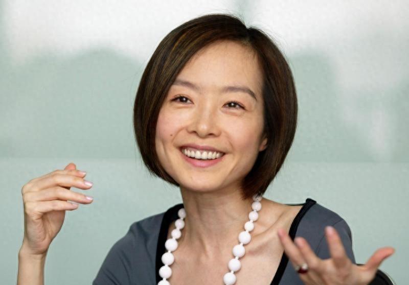 鲁豫相差19岁“母子恋”曝光，疑似已同居，同一单元共用一个车位