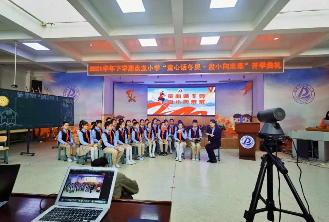 开学季校园展示打卡,开学啦冰墩墩小学生积极向上图片