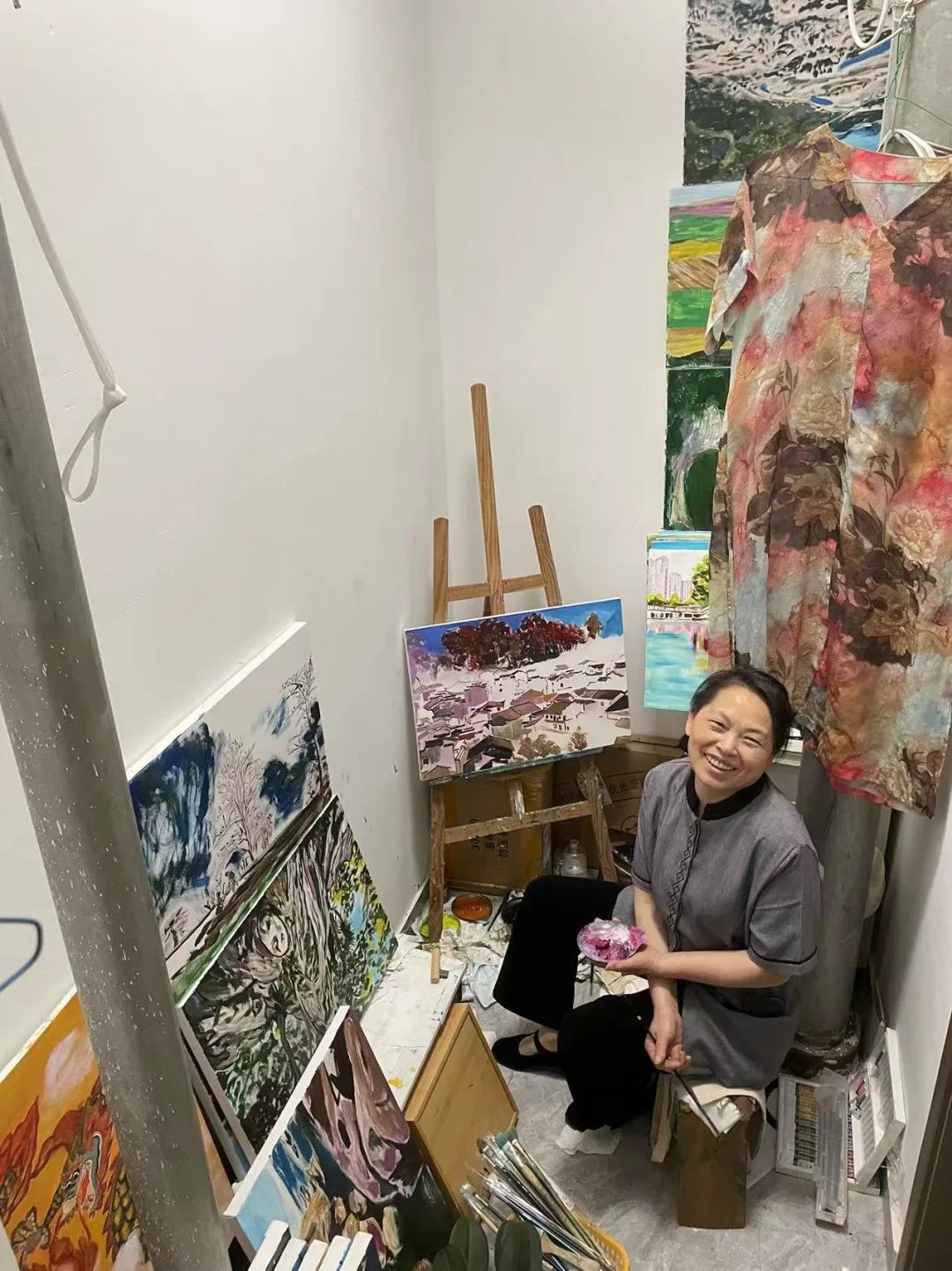 57岁北漂女工，在女厕3㎡管道间里画画：这里安放我的灵魂