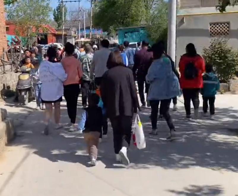 现实版“神笔马良”大新：凭一支笔带全村暴富，被华春莹点赞