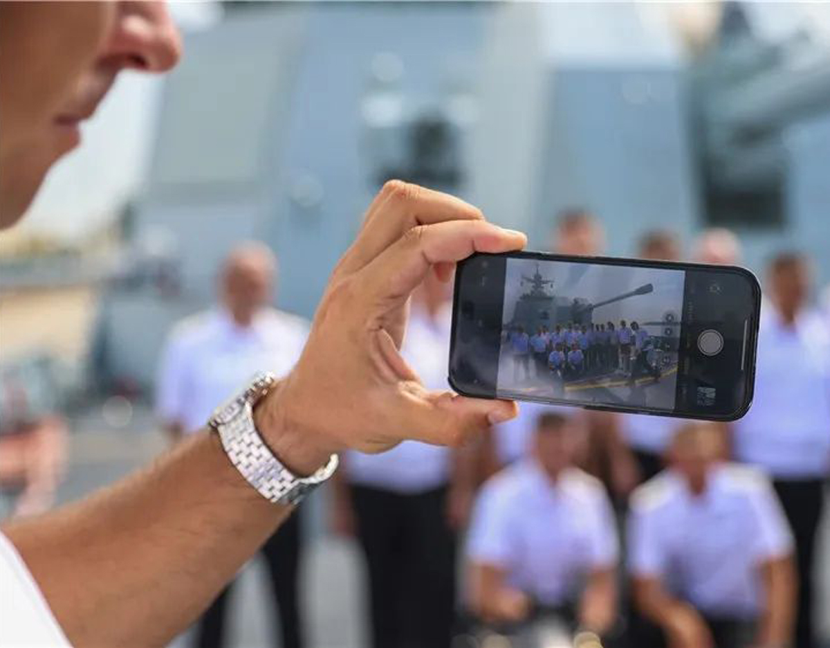 向解放军学习！俄官兵登上052D，在垂发前驻足，笔记本写满要点