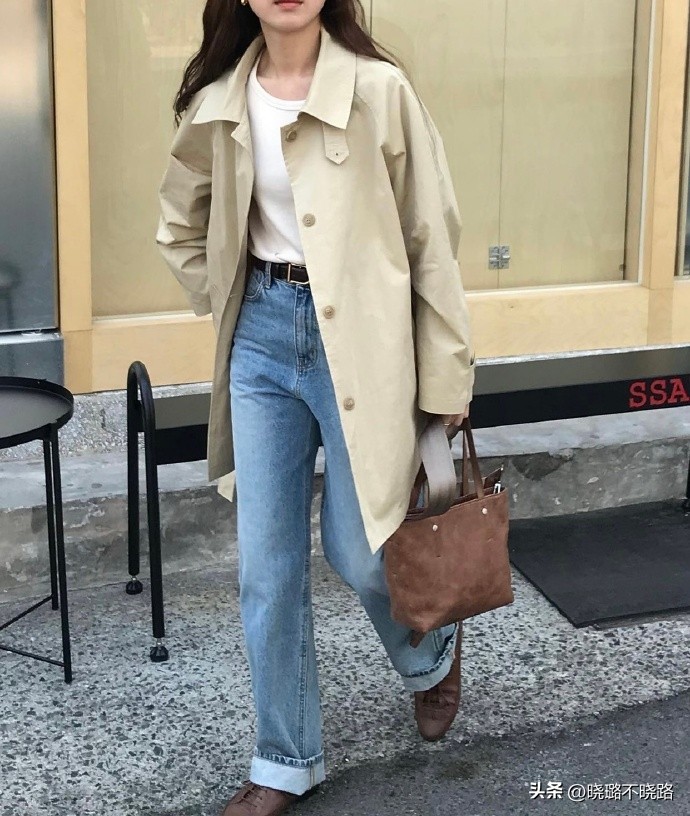 米白色风衣搭配黑色半筒靴子,风衣怎么搭配靴子好看