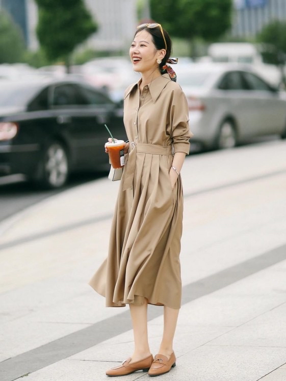 中款风衣怎么搭配鞋子和裤子好看,穿风衣搭配什么裤子什么鞋子