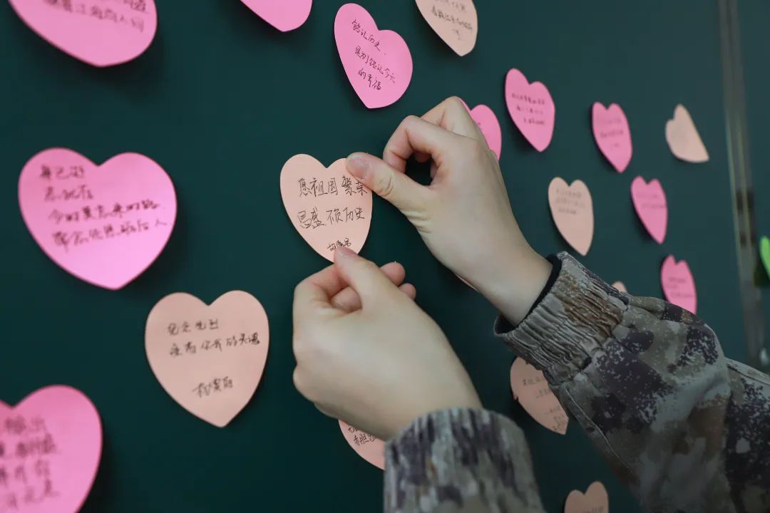 解放军清明缅怀红军先烈活动,清明祭奠革命先烈解放军鸣枪